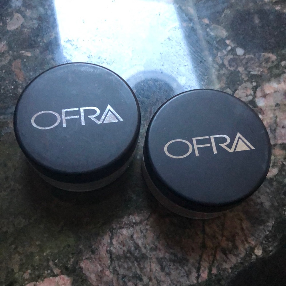 Ofra. Translucent Powder light & dark